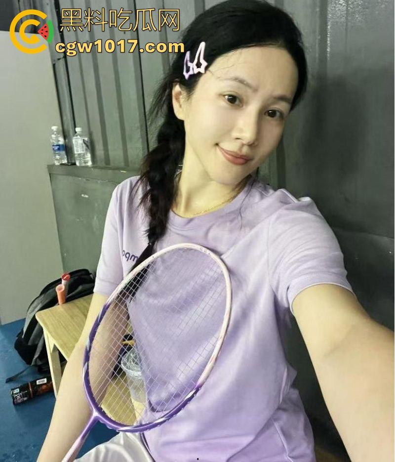 嫂子身穿紫色战袍户外露出,路边扣小骚逼扣出水,迫不及待回车上无套猛插,爽到全程浪叫不断!