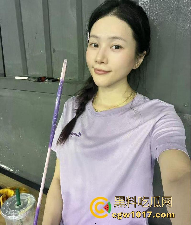 嫂子身穿紫色战袍户外露出,路边扣小骚逼扣出水,迫不及待回车上无套猛插,爽到全程浪叫不断!