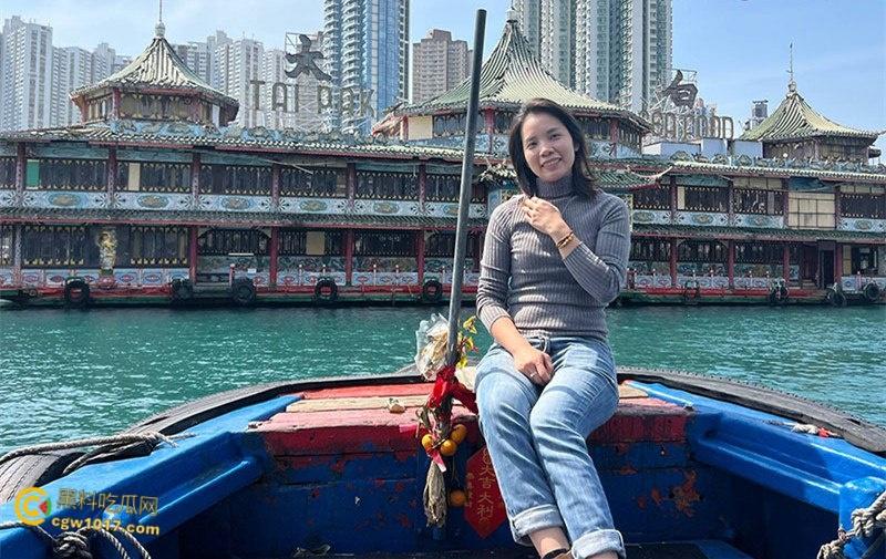 广州饥渴母狗【张思淼】，与男友租房自拍做爱，露脸深情添屌无套猛干， 性欲太大事后仍不满足，用跳蛋狂震骚穴！