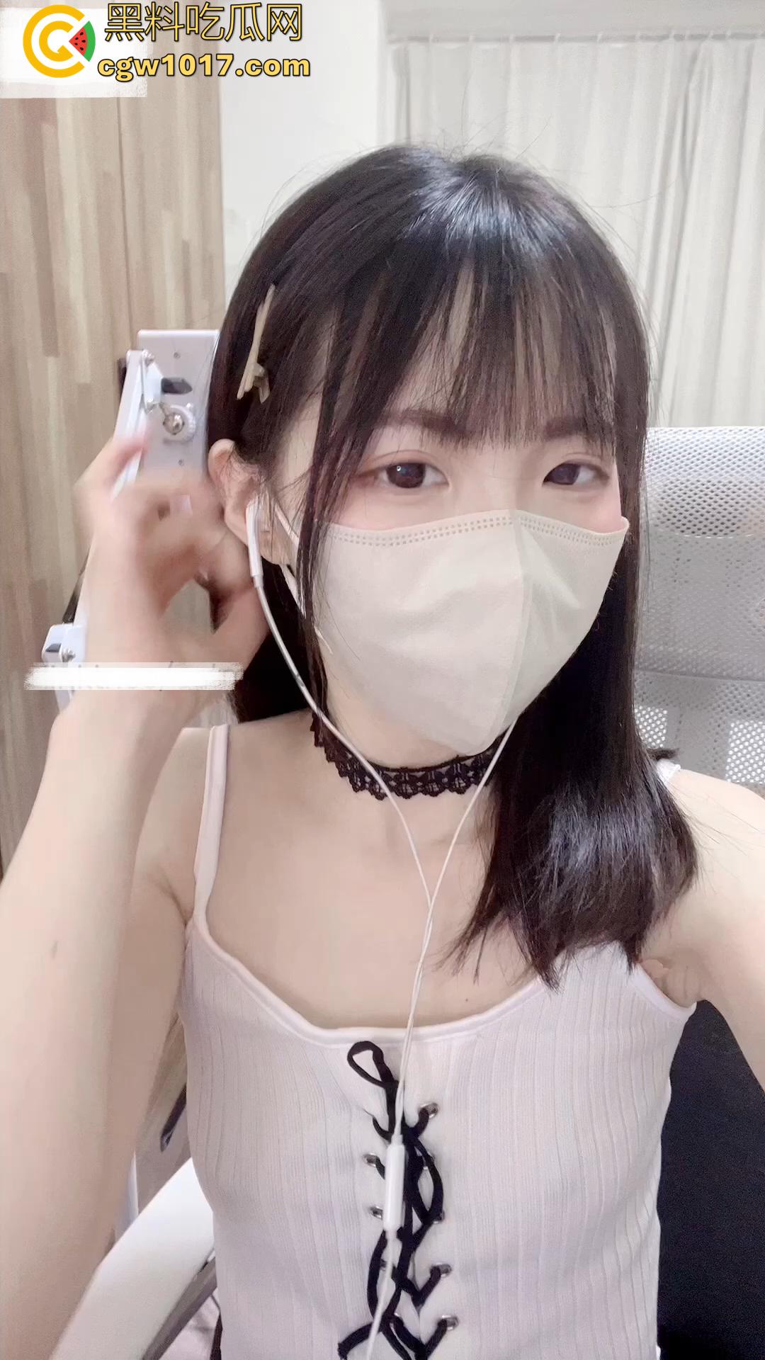 推特极品白嫩福利姬居家自慰！一小撮毛的骚穴粉嫩水多，扣逼到喷水小穴合不拢！