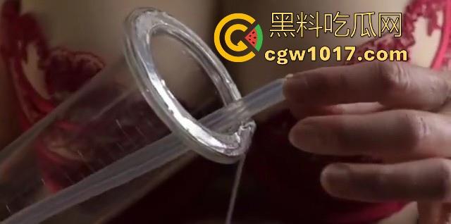 猎奇重口！国外调教已经发展到这地步了吗？真空针管插鸡巴尿道，直接一个按钮下去男奴直接射满大大一杯！