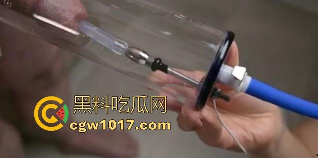 猎奇重口！国外调教已经发展到这地步了吗？真空针管插鸡巴尿道，直接一个按钮下去男奴直接射满大大一杯！