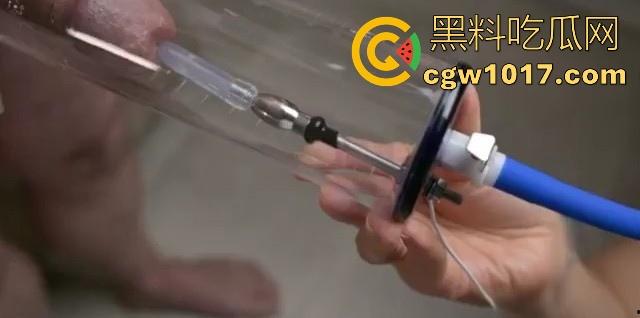 猎奇重口！国外调教已经发展到这地步了吗？真空针管插鸡巴尿道，直接一个按钮下去男奴直接射满大大一杯！