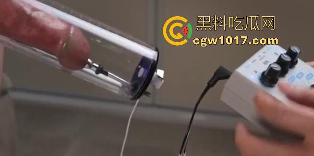 猎奇重口！国外调教已经发展到这地步了吗？真空针管插鸡巴尿道，直接一个按钮下去男奴直接射满大大一杯！