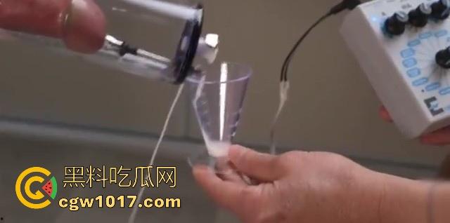 猎奇重口！国外调教已经发展到这地步了吗？真空针管插鸡巴尿道，直接一个按钮下去男奴直接射满大大一杯！