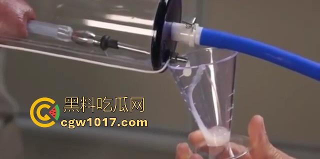 猎奇重口！国外调教已经发展到这地步了吗？真空针管插鸡巴尿道，直接一个按钮下去男奴直接射满大大一杯！