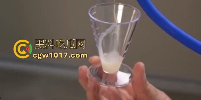 猎奇重口！国外调教已经发展到这地步了吗？真空针管插鸡巴尿道，直接一个按钮下去男奴直接射满大大一杯！