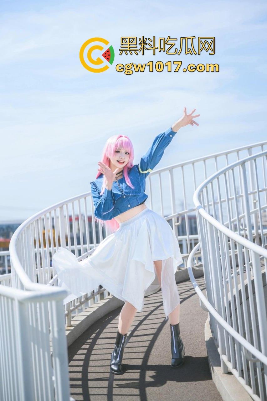 自习课惊现后排同学上课打飞机!边看平板边掏出大屌狂撸,这哥们只能说真生猛,太投入了被偷拍都没发现!