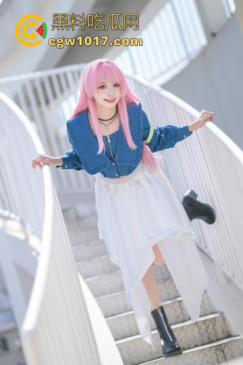 自习课惊现后排同学上课打飞机!边看平板边掏出大屌狂撸,这哥们只能说真生猛,太投入了被偷拍都没发现!