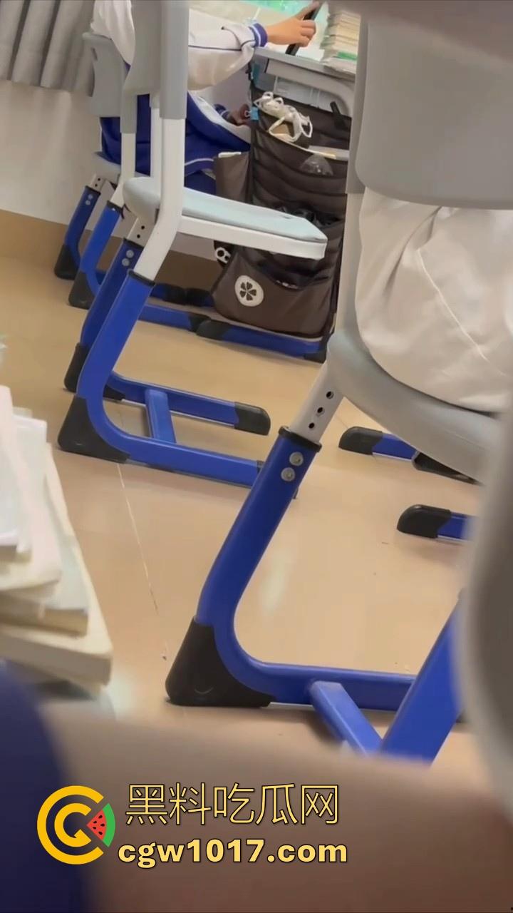 自习课惊现后排同学上课打飞机!边看平板边掏出大屌狂撸,这哥们只能说真生猛,太投入了被偷拍都没发现!