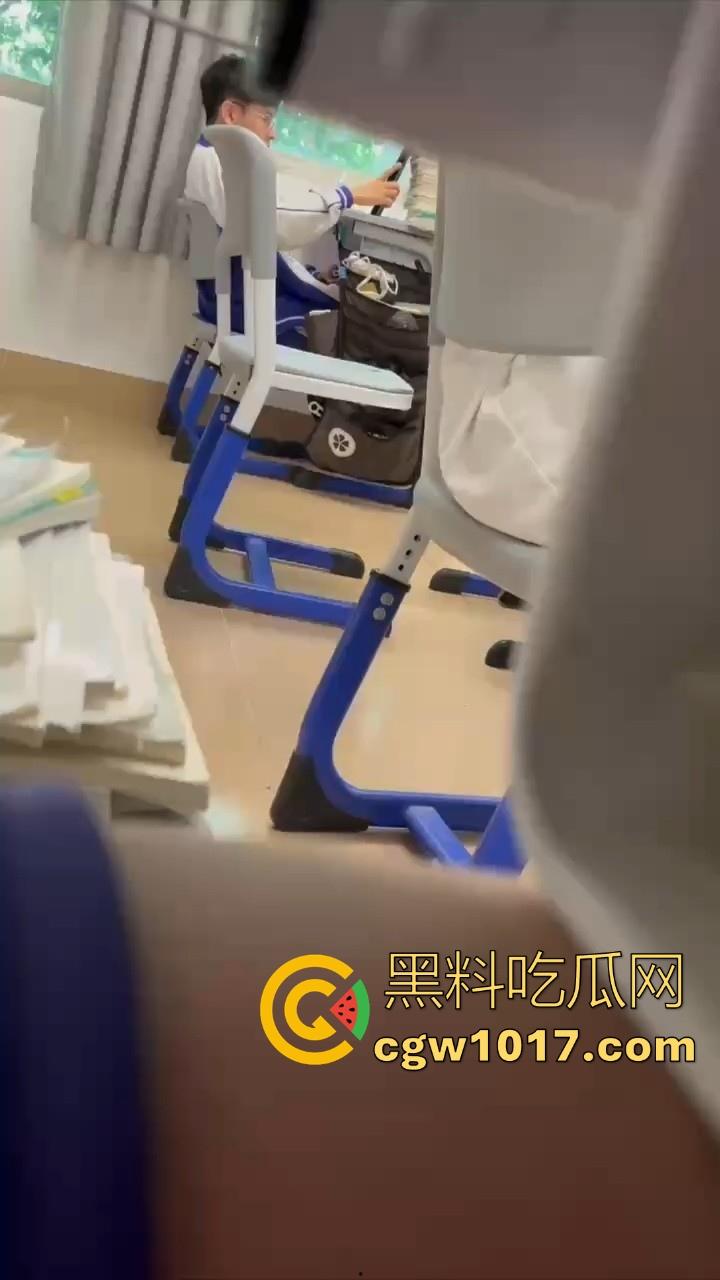 自习课惊现后排同学上课打飞机!边看平板边掏出大屌狂撸,这哥们只能说真生猛,太投入了被偷拍都没发现!
