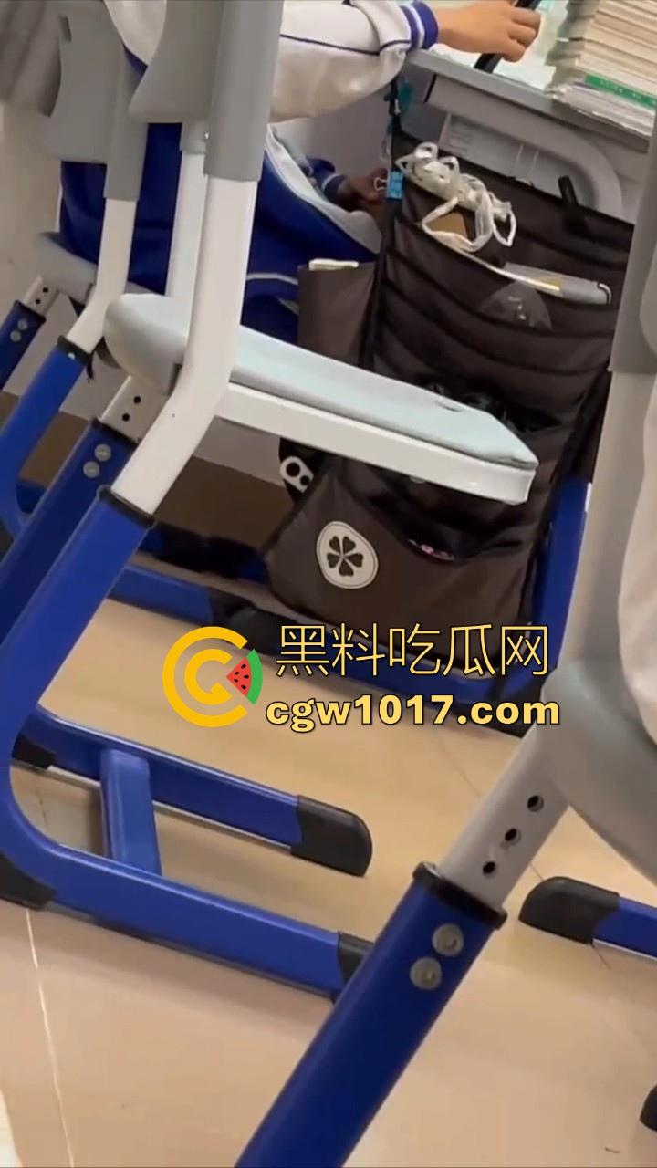 自习课惊现后排同学上课打飞机!边看平板边掏出大屌狂撸,这哥们只能说真生猛,太投入了被偷拍都没发现!