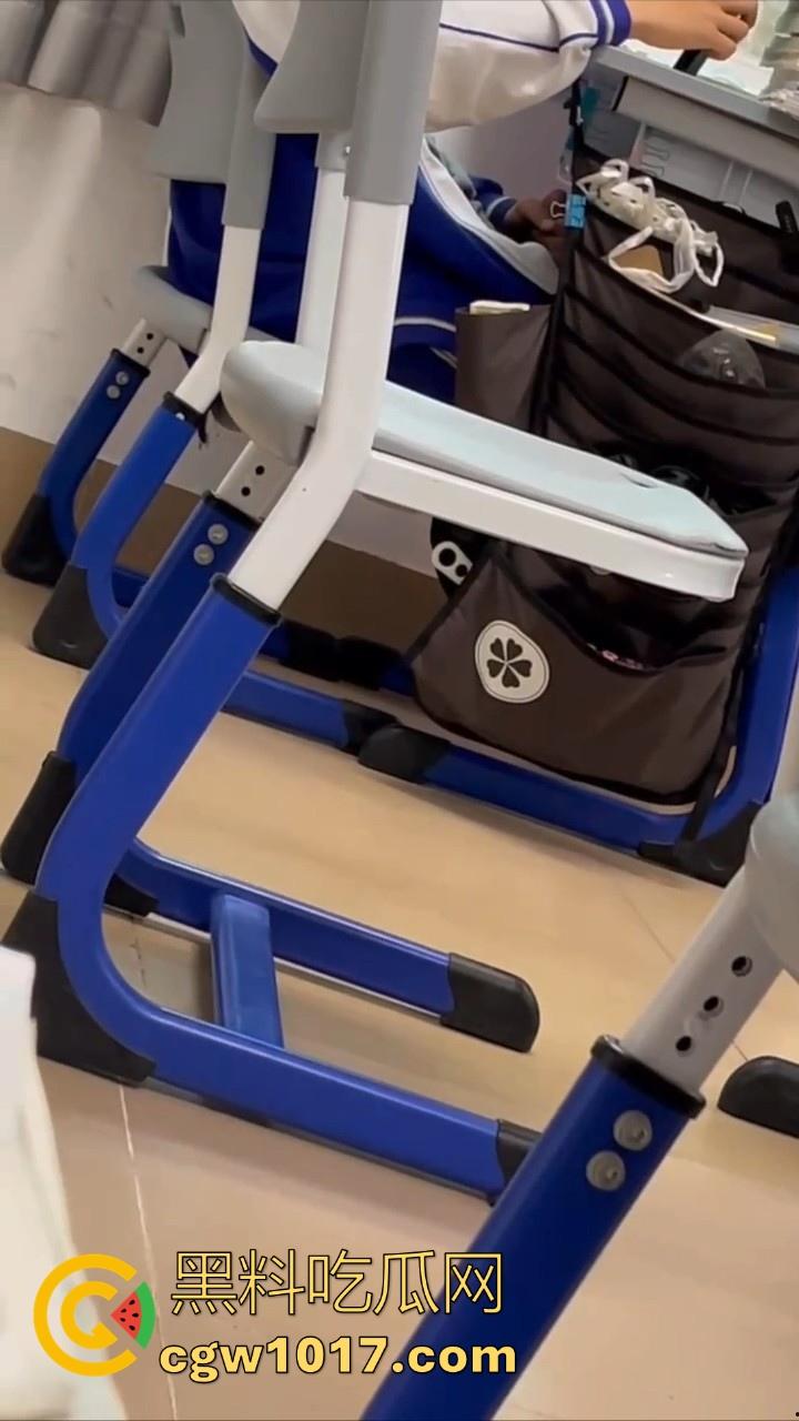 自习课惊现后排同学上课打飞机!边看平板边掏出大屌狂撸,这哥们只能说真生猛,太投入了被偷拍都没发现!