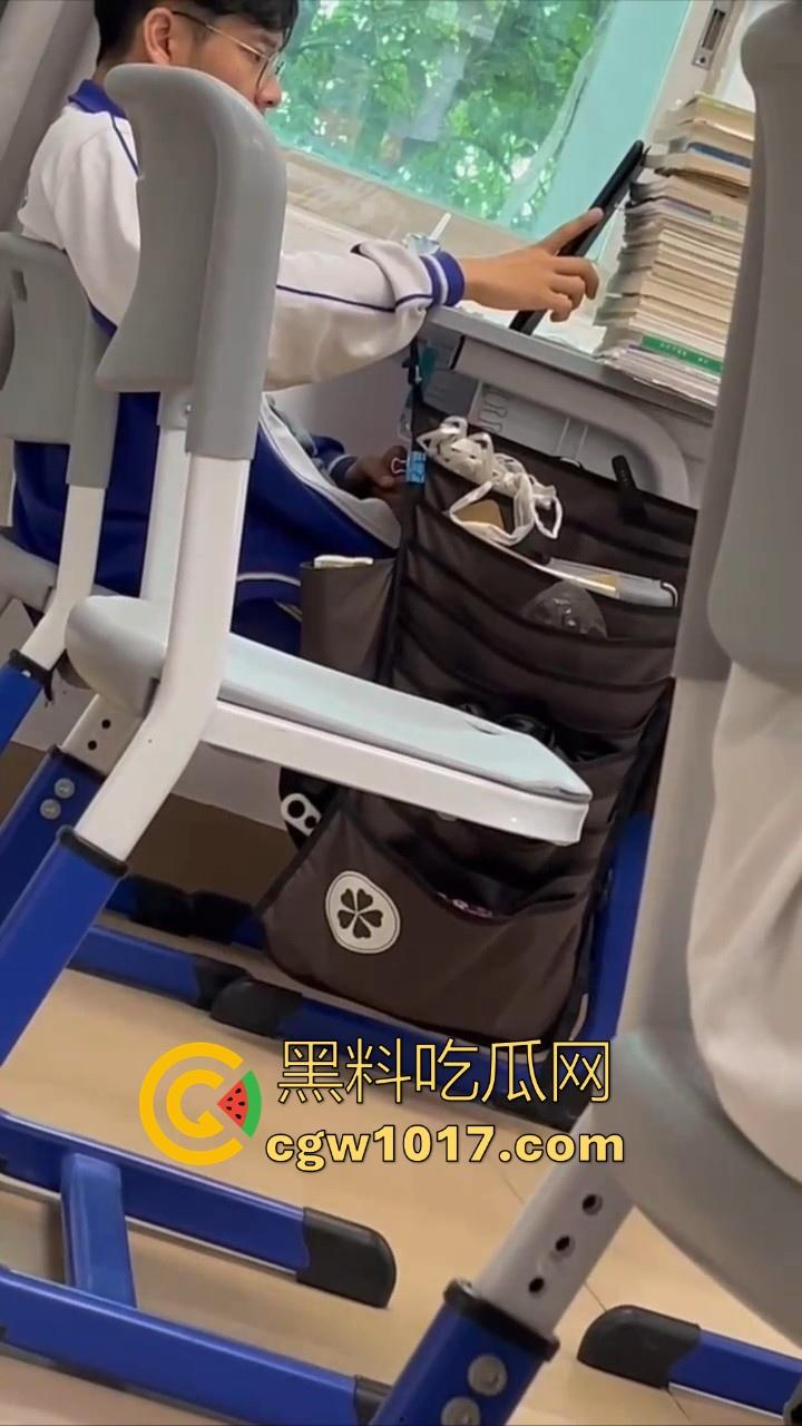 自习课惊现后排同学上课打飞机!边看平板边掏出大屌狂撸,这哥们只能说真生猛,太投入了被偷拍都没发现!