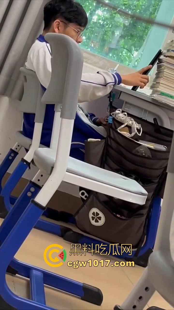 自习课惊现后排同学上课打飞机!边看平板边掏出大屌狂撸,这哥们只能说真生猛,太投入了被偷拍都没发现!