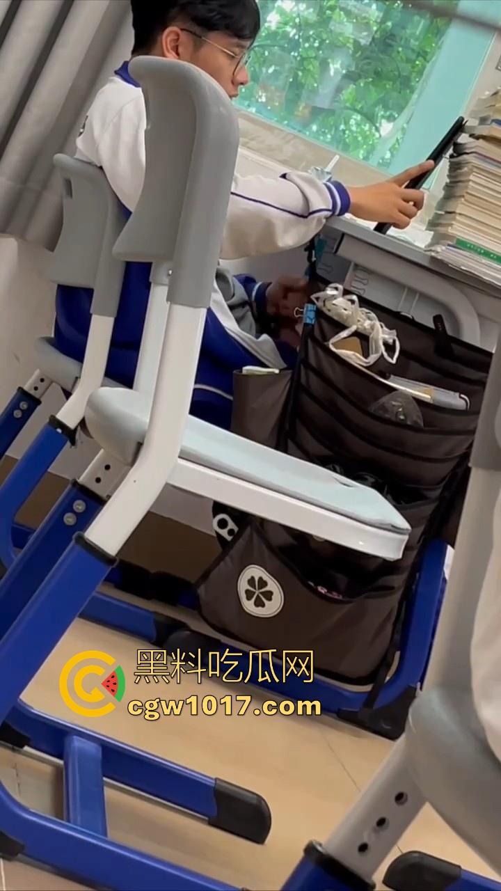 自习课惊现后排同学上课打飞机!边看平板边掏出大屌狂撸,这哥们只能说真生猛,太投入了被偷拍都没发现!