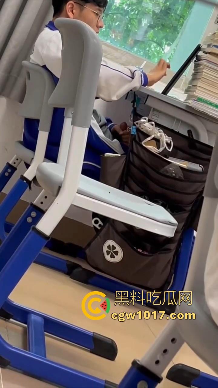 自习课惊现后排同学上课打飞机!边看平板边掏出大屌狂撸,这哥们只能说真生猛,太投入了被偷拍都没发现!
