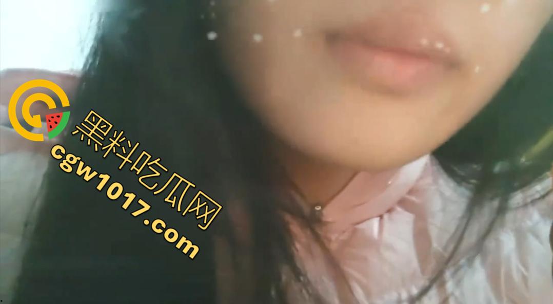 极品大一妹子用玻璃片苦练舌技和深喉技巧!舌头灵活到爆,终于让男友缴械在嘴里,射了满满一嘴!