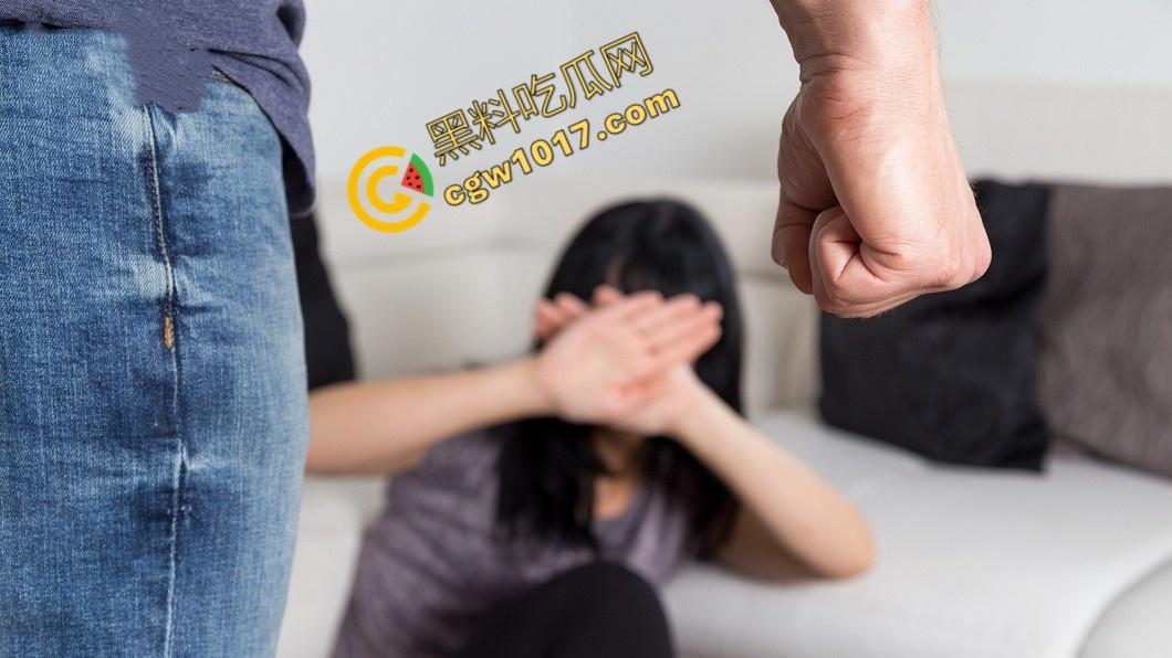 国外真实家暴!男人狂殴老婆,砸晕后仍不放手!惨不忍睹的家庭录像惊爆网络!