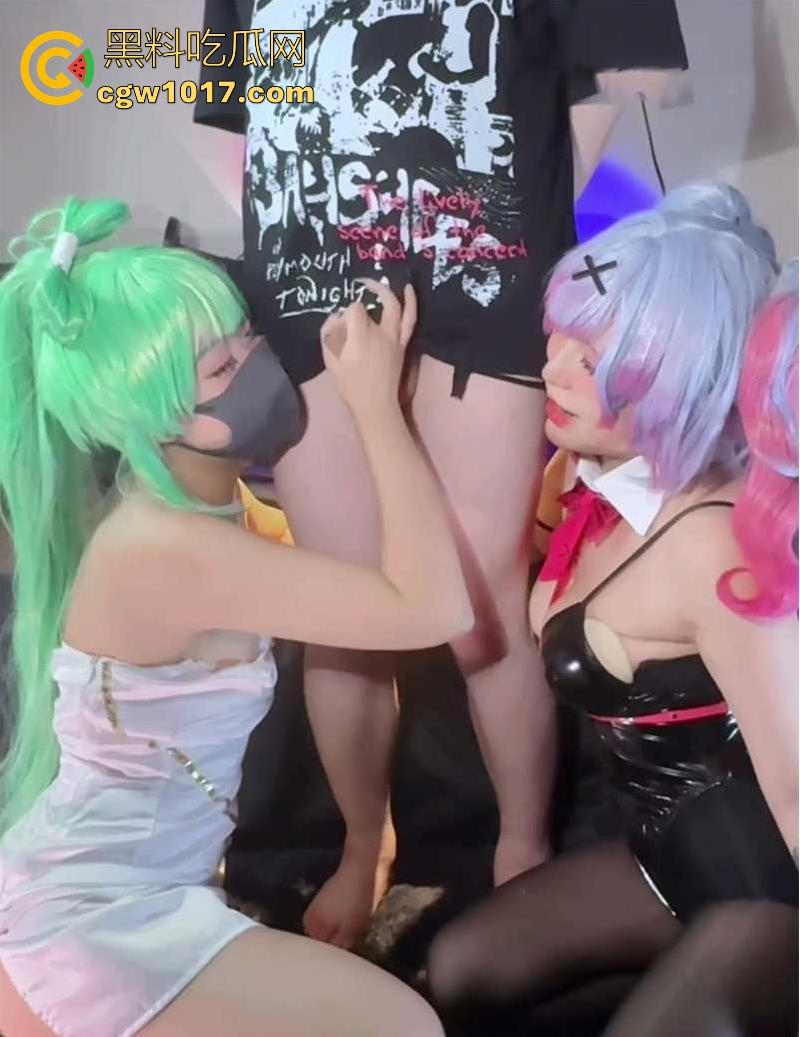 双凤服侍一王，携闺蜜上演双飞手交大戏，二次元coser化身榨精姬，淫言浪语连环轰炸，硬生生让宅男连喷两次！