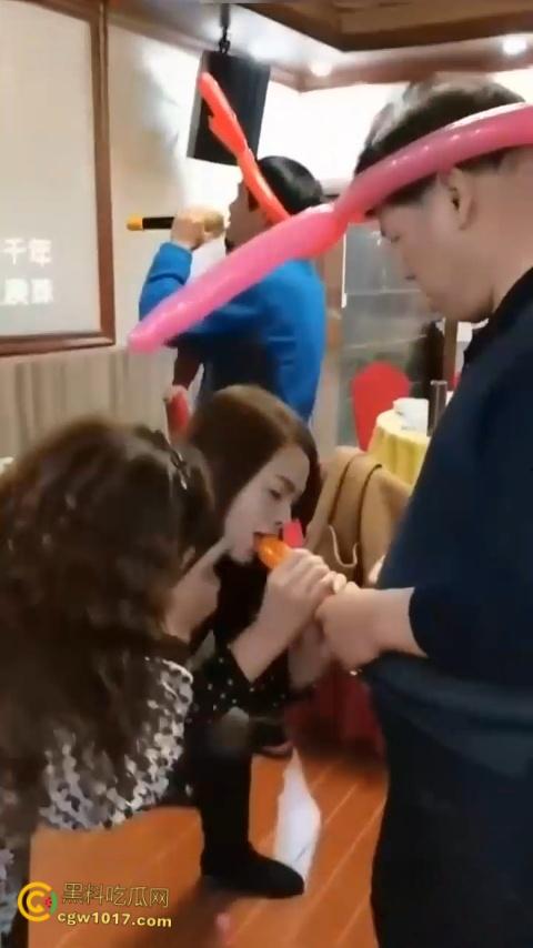 大爷大妈聚餐玩淫秽游戏,把气球当成鸡巴一边撸一边口,有韵味又会玩的少妇,晚上不敢想有多爽 !