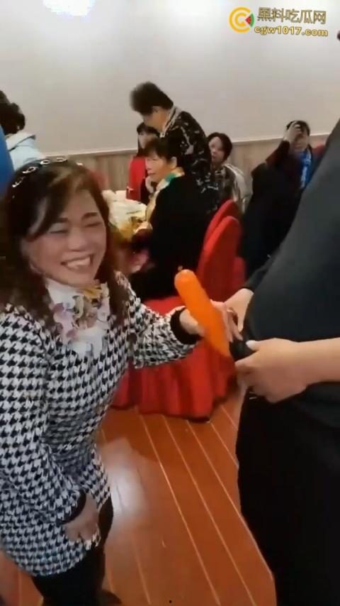 大爷大妈聚餐玩淫秽游戏,把气球当成鸡巴一边撸一边口,有韵味又会玩的少妇,晚上不敢想有多爽 !