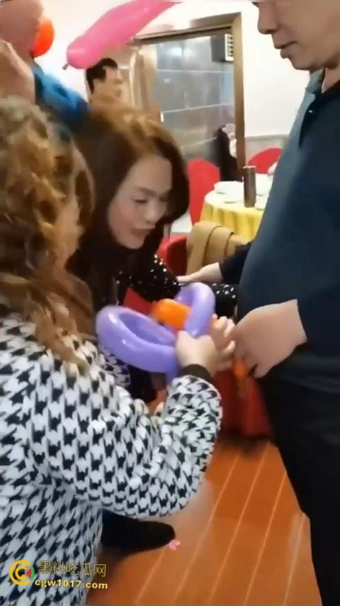 大爷大妈聚餐玩淫秽游戏,把气球当成鸡巴一边撸一边口,有韵味又会玩的少妇,晚上不敢想有多爽 !