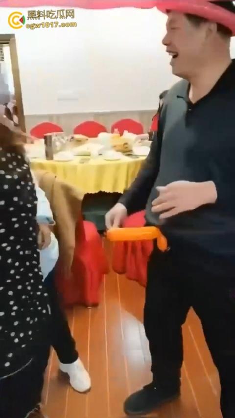 大爷大妈聚餐玩淫秽游戏,把气球当成鸡巴一边撸一边口,有韵味又会玩的少妇,晚上不敢想有多爽 !