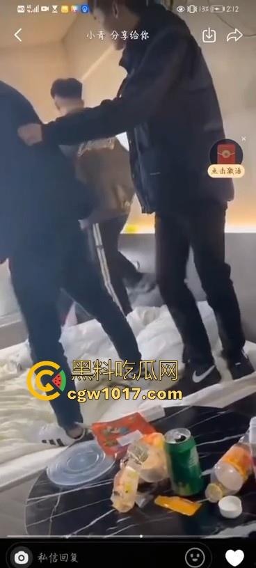 不是现在的东北精神小伙狠人这么多的吗!上门寻仇直接掏出大刀狂捅,地下躺着一个手里还捅着一个,这是要血洗啊!