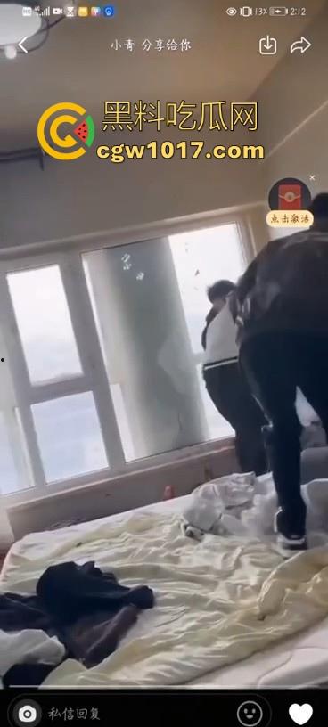 不是现在的东北精神小伙狠人这么多的吗!上门寻仇直接掏出大刀狂捅,地下躺着一个手里还捅着一个,这是要血洗啊!