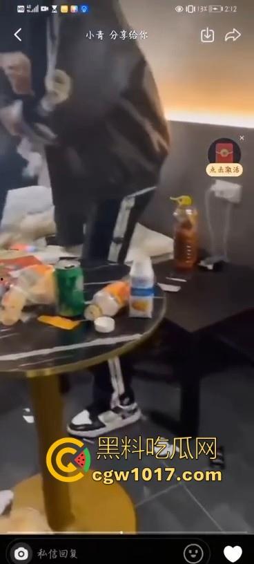 不是现在的东北精神小伙狠人这么多的吗!上门寻仇直接掏出大刀狂捅,地下躺着一个手里还捅着一个,这是要血洗啊!