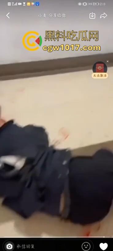 不是现在的东北精神小伙狠人这么多的吗!上门寻仇直接掏出大刀狂捅,地下躺着一个手里还捅着一个,这是要血洗啊!