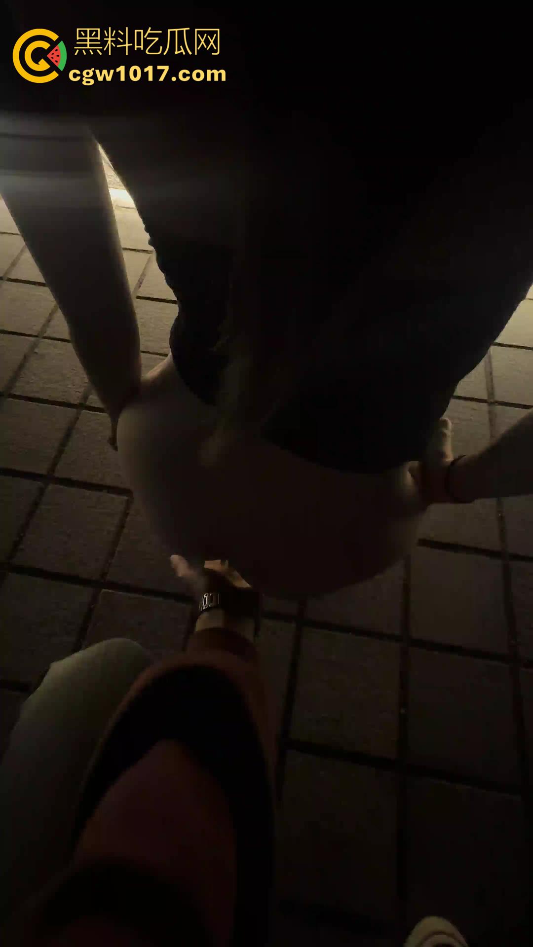 山东潍坊【赵雅婷】居然还有后续!户外露出新曝光!公园抠逼+动车厕所口爆+按摩店后入全记录!