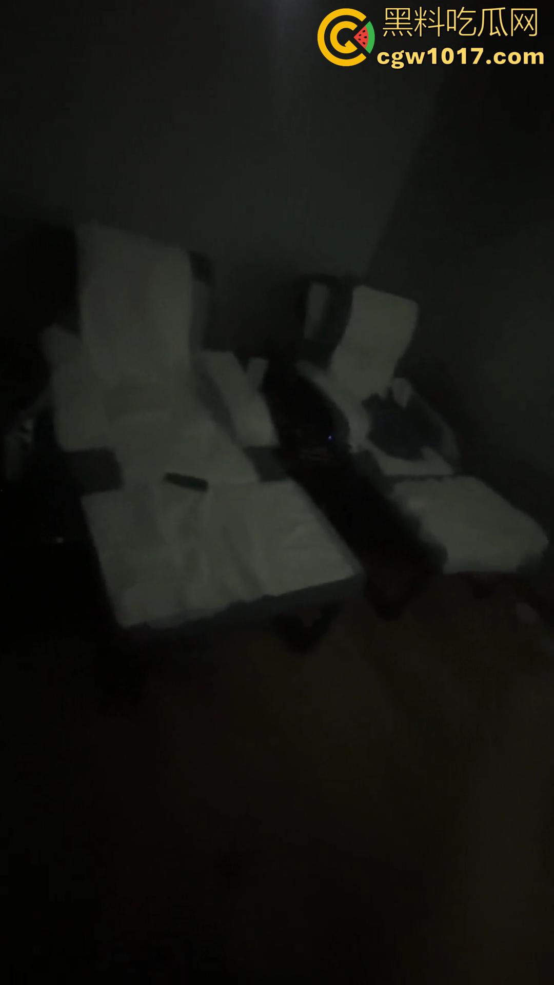 山东潍坊【赵雅婷】居然还有后续!户外露出新曝光!公园抠逼+动车厕所口爆+按摩店后入全记录!