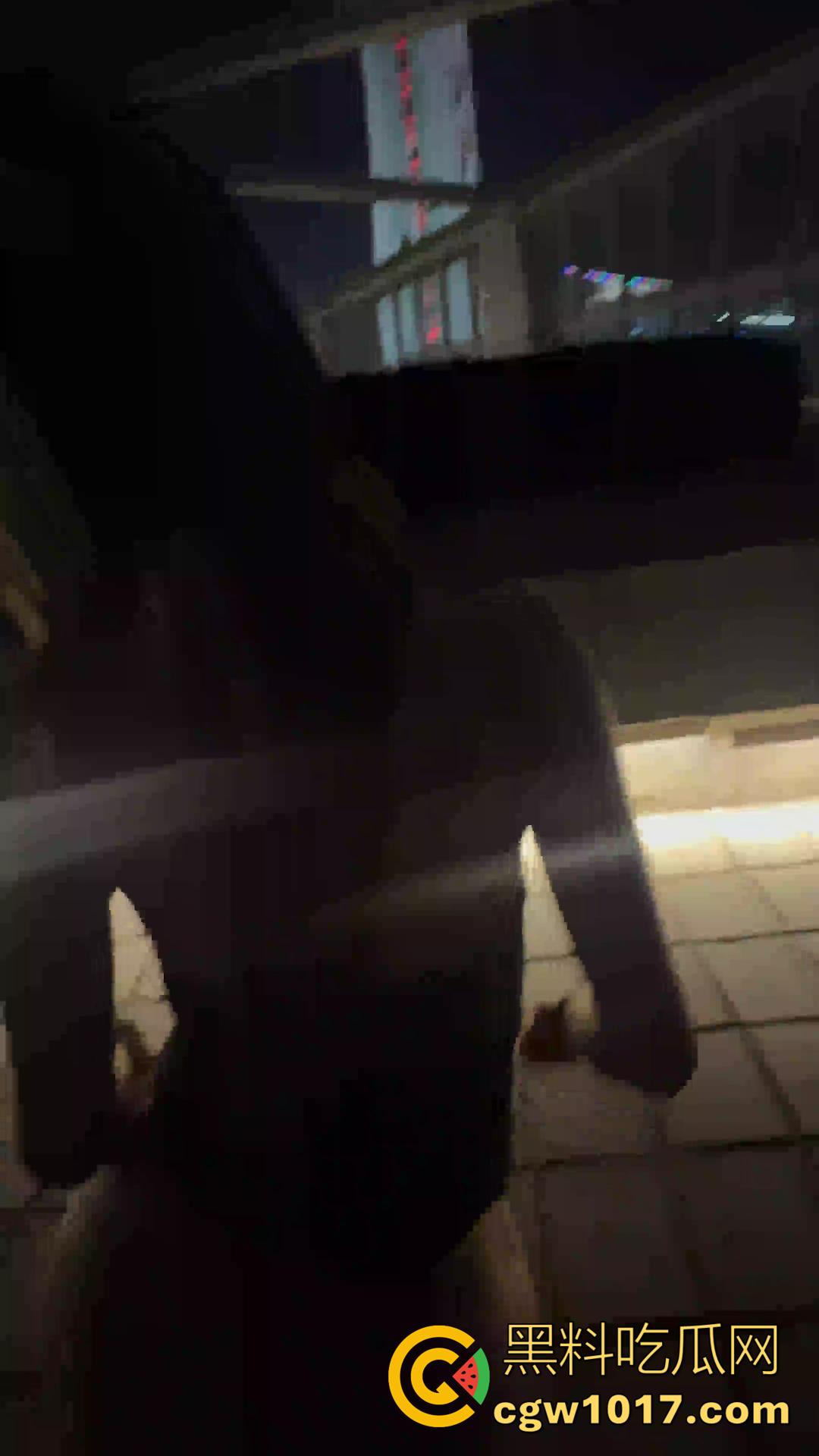 山东潍坊【赵雅婷】居然还有后续!户外露出新曝光!公园抠逼+动车厕所口爆+按摩店后入全记录!