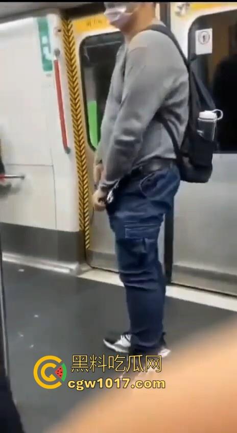 香港地铁牛仔裤大哥现场放尿直播！上班高峰期当着当着众人面开尿，可见心里素质是有多强大，小弟佩服！