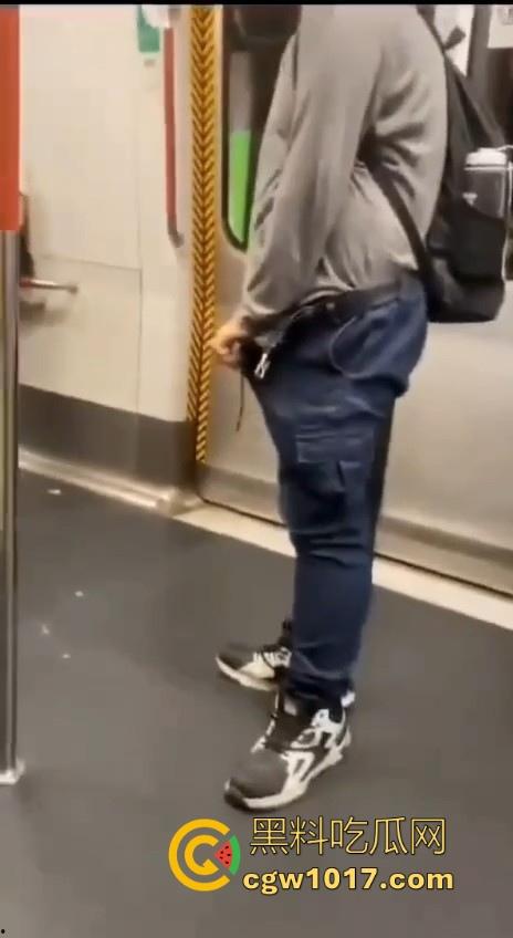香港地铁牛仔裤大哥现场放尿直播！上班高峰期当着当着众人面开尿，可见心里素质是有多强大，小弟佩服！