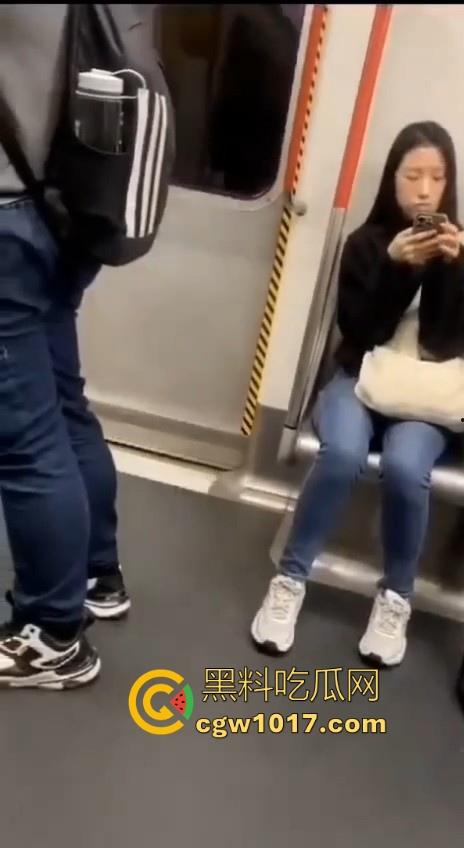 香港地铁牛仔裤大哥现场放尿直播！上班高峰期当着当着众人面开尿，可见心里素质是有多强大，小弟佩服！