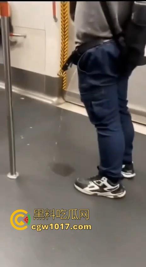 香港地铁牛仔裤大哥现场放尿直播！上班高峰期当着当着众人面开尿，可见心里素质是有多强大，小弟佩服！