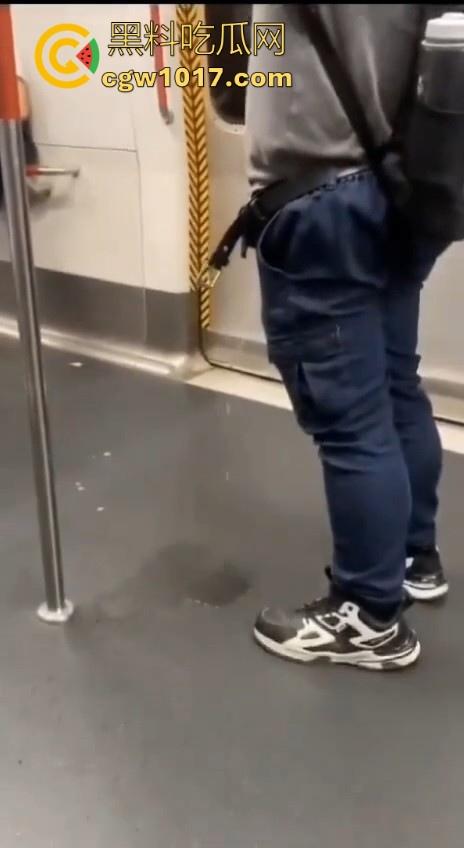 香港地铁牛仔裤大哥现场放尿直播！上班高峰期当着当着众人面开尿，可见心里素质是有多强大，小弟佩服！