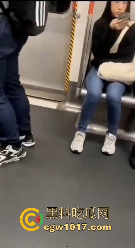 香港地铁牛仔裤大哥现场放尿直播！上班高峰期当着当着众人面开尿，可见心里素质是有多强大，小弟佩服！