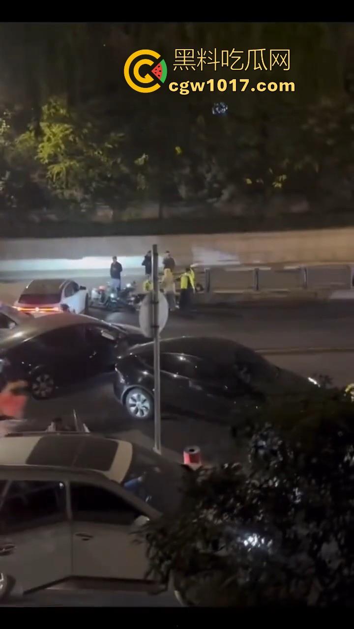 江苏徐州鬼火少年大战交通警察，深夜埋伏公路拦截，又打又逃像是gta5一样，可惜了这么多精神小伙没了战马！