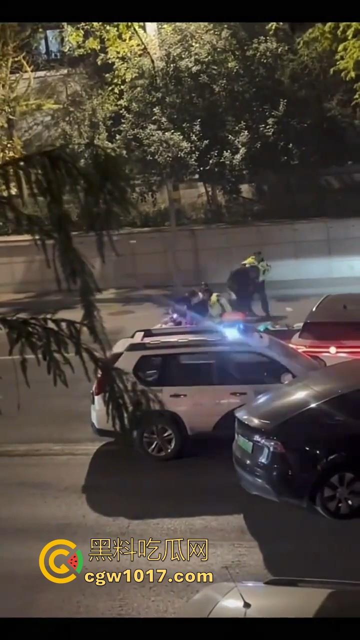 江苏徐州鬼火少年大战交通警察，深夜埋伏公路拦截，又打又逃像是gta5一样，可惜了这么多精神小伙没了战马！