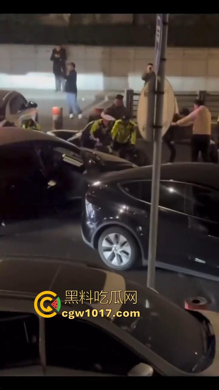 江苏徐州鬼火少年大战交通警察，深夜埋伏公路拦截，又打又逃像是gta5一样，可惜了这么多精神小伙没了战马！