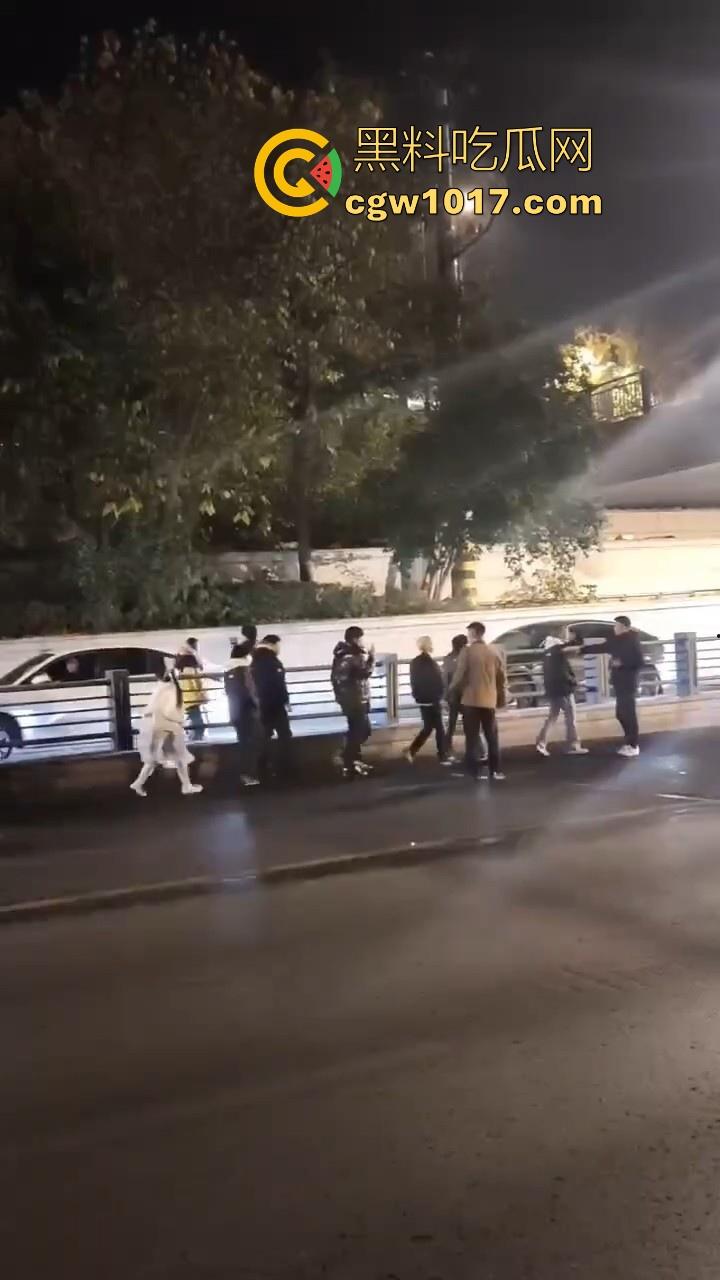江苏徐州鬼火少年大战交通警察，深夜埋伏公路拦截，又打又逃像是gta5一样，可惜了这么多精神小伙没了战马！