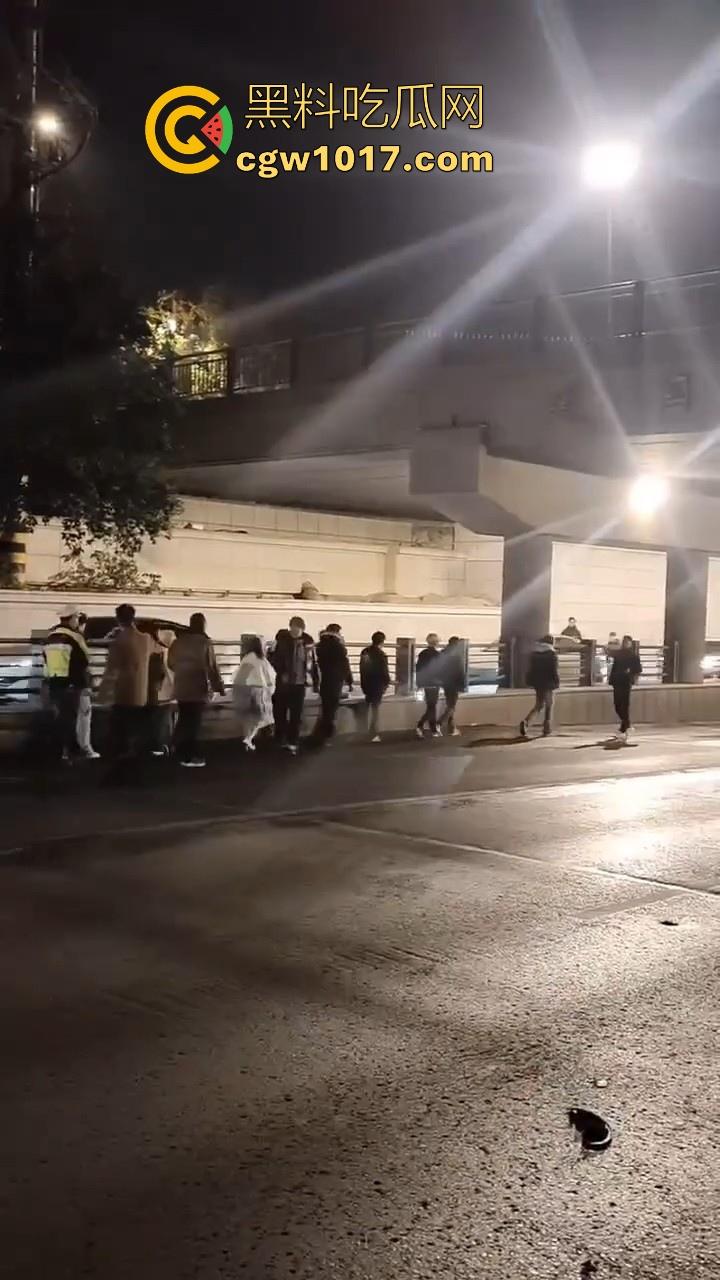 江苏徐州鬼火少年大战交通警察，深夜埋伏公路拦截，又打又逃像是gta5一样，可惜了这么多精神小伙没了战马！