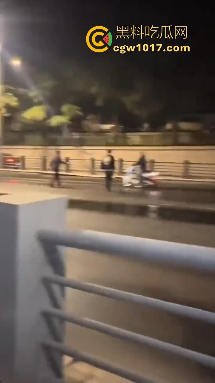 江苏徐州鬼火少年大战交通警察，深夜埋伏公路拦截，又打又逃像是gta5一样，可惜了这么多精神小伙没了战马！