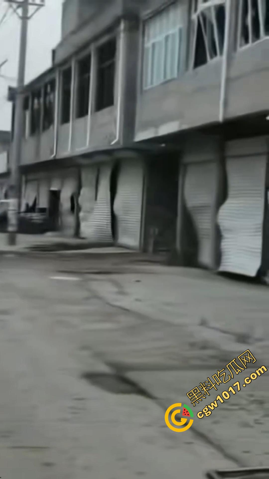 安徽亳州赵桥乡爆炸惨案只因为村名非法烟花销毁失控造成!卢天庙小学附近的建筑坍塌受损不一 造成4人重伤!