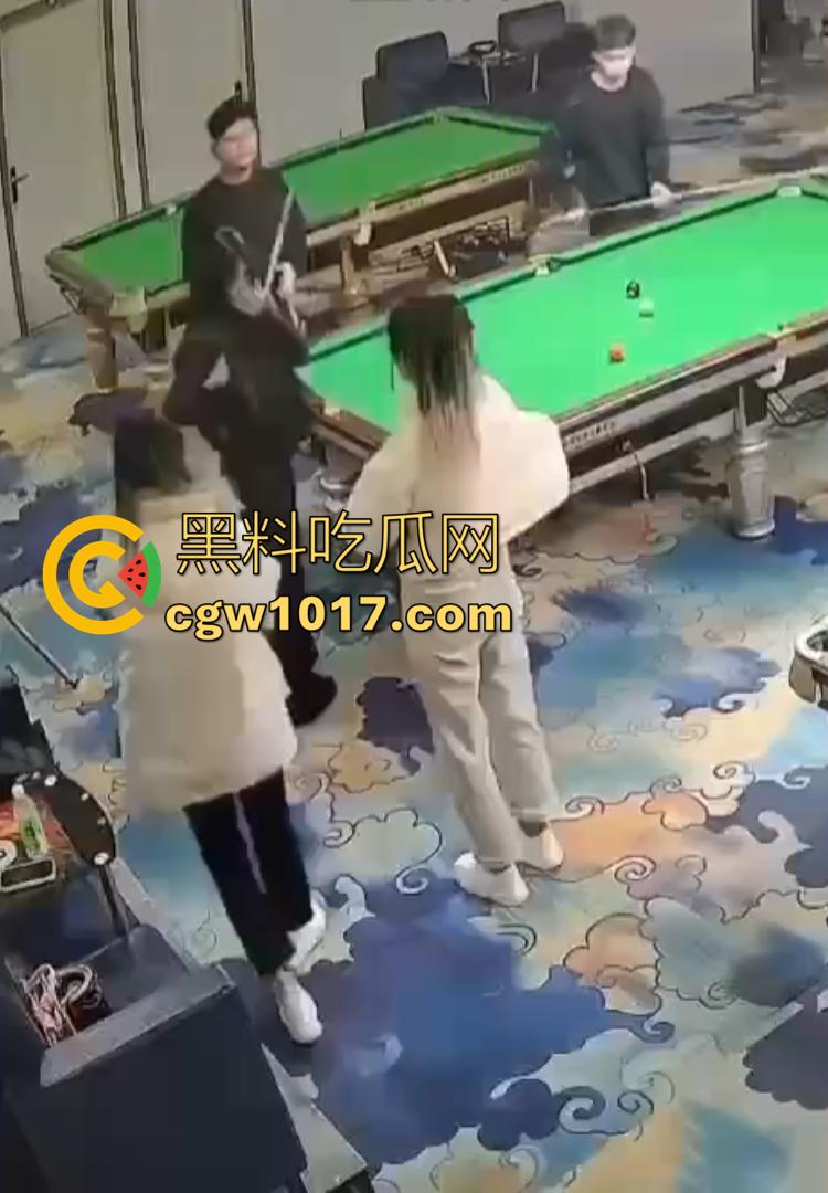 吉林台球厅女孩砍人 双刀双子星暴怒互砍 两个白衣小妹拿刀狂砍黑衣小妹 手持砍刀狂暴100秒