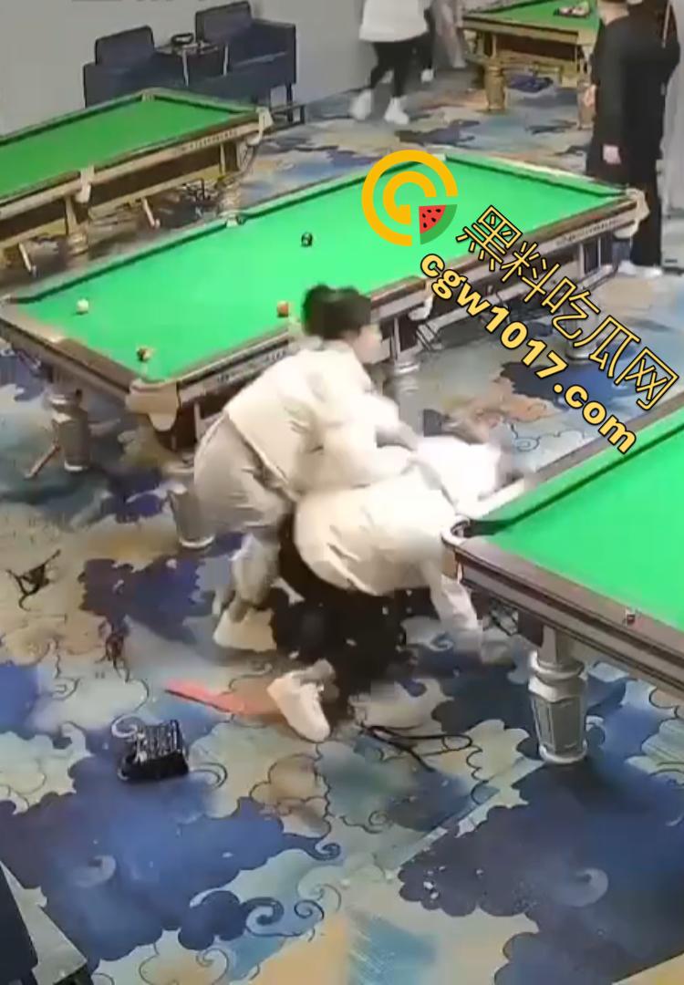 吉林台球厅女孩砍人 双刀双子星暴怒互砍 两个白衣小妹拿刀狂砍黑衣小妹 手持砍刀狂暴100秒